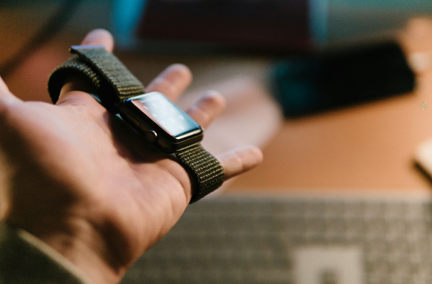 Apple Watch Sport Loop vs Braided Solo Loop: Cost & Differences