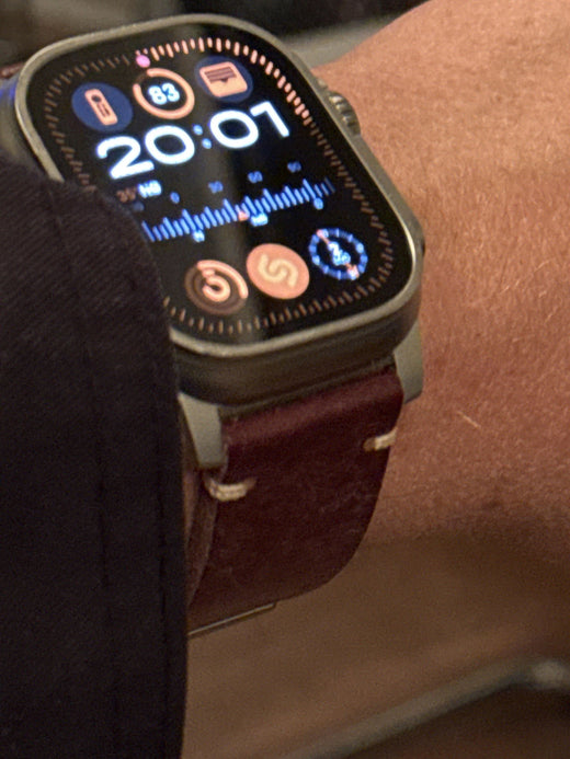 Customer review photo from Truls Erlingsen: Leather Strap R01 worn on the wrist with an Apple Watch